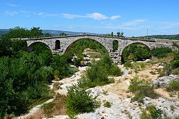 Le Pont-Julien enjambant le Calavon à la hauteur de Bonnieux.