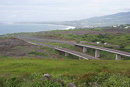 Chantier de la « Route des Tamarins » sur l'île de La Réunion : le viaduc de franchissement de la ravine Fleurimont, à Saint-Paul  début 2008.