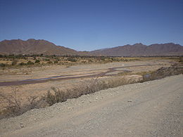 Le cours supérieur du Salado del Norte porte le nom de Río Calchaquí. Vue de ce dernier en saison sèche hivernale en contrebas de la mythique route nationale 40 près de la petite localité de Seclantas (Province de Salta).