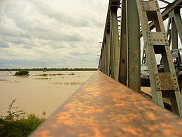 Pont à Puerto Pailas, sur le Río Grande bolivien ou Río Guapay. Ce pont construit pour le chemin de fer est aussi emprunté par les voitures dans l'attente de la construction du pont routier, prévue en 2009. La vue est prise en direction de la frontière brésilienne.