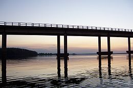 Le Río Negro au lieu-dit Paso del Puerto. Ce pont se situe au passage de la route 3, sur la retenue du barrage de Palmar.