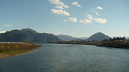 Vue du río Aisén prise depuis le pont Presidente Ibánez, près de son embouchure