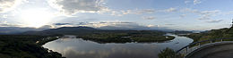 Panorama du Lac de Betania depuis le barrage. A gauche, le bras du río Magdalena, à droite, celui du río Yaguará.