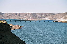 Pont de la route nationale 40 sur le Río Collón Curá. La vallée de la rivière est ennoyée par la retenue du barrage de Piedra del Águila, construite sur le Río Limay en aval du confluent.