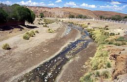 río La Quiaca, frontière avec la Bolivie à gauche te l'Argentine à droite