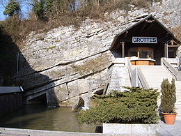 Le Rubicon et l'entrée des grottes de Remouchamps.