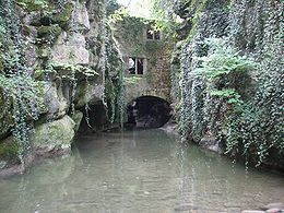 Le Seyon passe sous les ruines du moulin du Gor de Vauseyon.