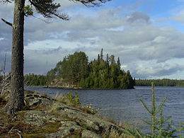 L'île Sharprock au milieu du lac McArthur