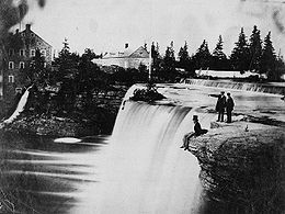 Les chutes de la rivière Rideau et le moulin McKay and McKinnon vers 1860