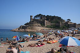 Les fortifications surplombant la plage de Tossa
