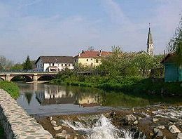 Valdoie : la Savoureuse, le pont et l'église.