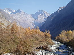 La vallée du Valgaudemar,dans les écrins. La Chapelle est sur la droite, l'Olan à gauche.