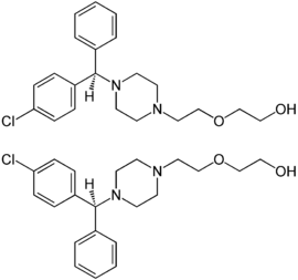 Énantiomère R de l'hydroxyzine (en haut) et S-hydroxyzine (en milieu)
