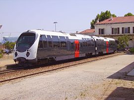 Le train 26 attend le départ en gare d'Ajaccio