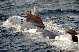 Akula en surface le 1er janvier 1994 en mer Baltique