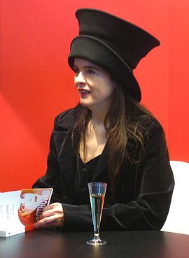 Amélie Nothomb au Salon du Livre de Paris, le 14 mars 2009, habillée de noir, comme à son habitude.