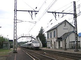 Le TGV Brive - Lille passant en gare d'Ambazac.