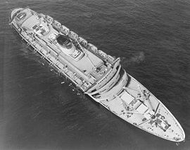 SS Andrea Doria dans la matinée après  sa collision dans l’océan Atlantique, 26 juillet 1956.