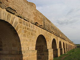 Vue de quelques arches de l'aqueduc près de Tunis