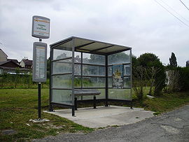 Arrêt de bus Transilien à côté del'ancienne gare de Saint-Siméon