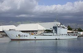 La Grandière en manœuvre devant le terminal sucrier du port de commerce de la Pointe des Galets, à La Réunion.