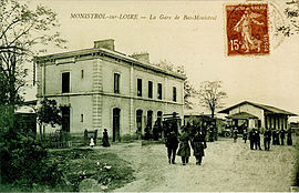 La gare de Bas-Monistrol et la cour des voyageurs au début du XXe siècle.