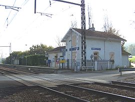 La gare de Vauboyen prise depuis le passage à niveau.
