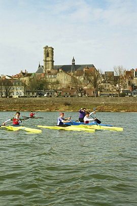 Quatre kayaks et un canoë (le bleu derrière les trois kayaks jaunes) sur la Loire à Nevers