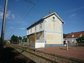 La ligne Saint-Just-en-Chaussée - Douai et le bâtiment voyageurs, en direction de Douai.