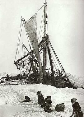 L'Endurance coule, écrasé par les glaces en novembre 1915.