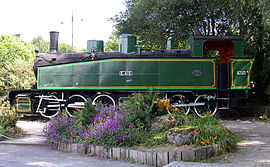 Locomotive voie métrique exposée sur la place de la gare