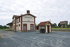 L'ancien bâtiment et l'entrée de la halte TER.