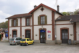 Bâtiment voyageurs et entrée de la gare.