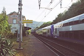 Une rame TER Lyon - Mâcon marque l'arrêt en gare sur voie B (quai central)