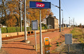 Halte SNCF et ancien bâtiment voyageurs.