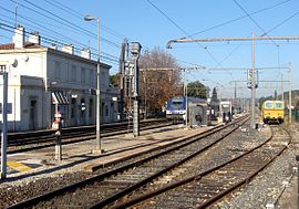 Gare avec un TER intercity à l'arrêt, en 2008