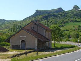 L'ancien bâtiment voyageurs et l'entrée de la halte SNCF.