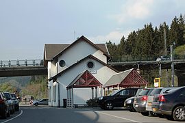 Le bâtiment voyageurs et l'entrée de la gare.