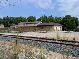 Le bâtiment voyageur de la gare de La Cluse. Après restructuration, la ligne du Haut-Bugey ne passe plus à côté des anciens quais.