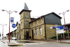 Bâtiment voyageurs et entrée de la gare.