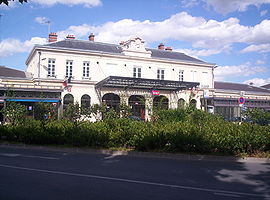 Le bâtiment voyageurs vu de la place de la gare.