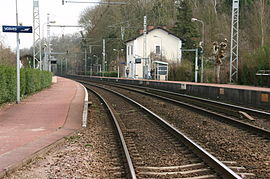 La gare vue depuis le passage à niveau