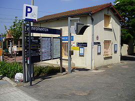 La gare vue depuis la voie publique