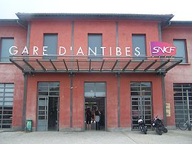 Gare d'Antibes, entrée bâtiment voyageurs.