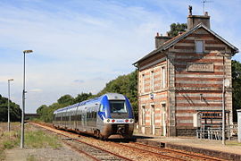 L'ancien bâtiment voyageurs de la gare d'Hanvec au moment du passage sans arrêt d’un train Quimper - Brest.