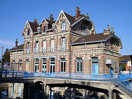 La gare d’Épinay-sur-Seine est particulièrement ouvragée, comme toutes les gares de l’ancienne ligne des Grésillons.