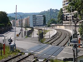 Gare de Besançon-Mouillère vue d'ensemble(dominée par la Citadelle)