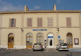 Le bâtiment voyageurs et l'entrée de la gare (en 2009).