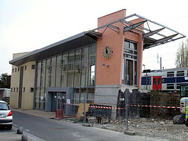 Le bâtiment-voyageurs de la gare en construction.