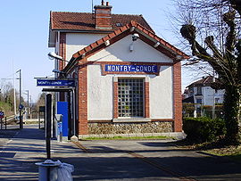 La halte SNCF avec son ancien bâtiment voyageurs.